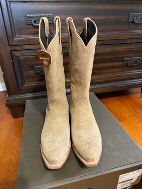 New in Box ARIAT women's hazen western boot in truly taupe, size 10